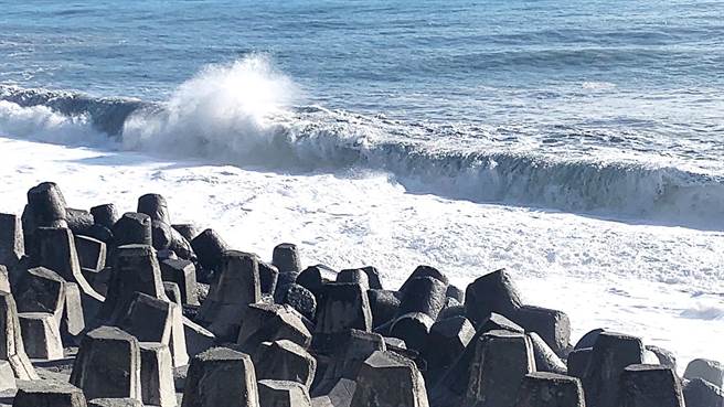 中央气象署发布小犬颱风海上陆上颱风警报，台东沿海地区风浪渐增。（萧嘉蕙摄）