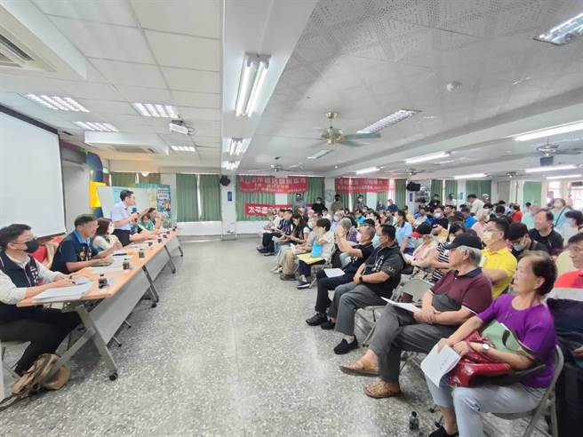 台中市都市发展局3日在太平区公所举办变更大平雾地区都市计画说明会，向太平民眾说明太平地区的计画内容，同时搜集在地民眾意见。（潘虹恩摄）