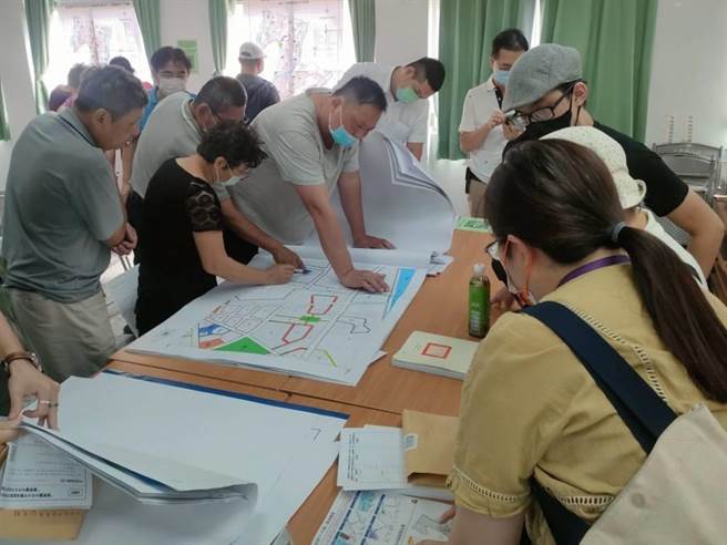 台中市都市发展局3日在太平区公所举办变更大平雾地区都市计画说明会，向太平民眾说明太平地区的计画内容，吸引约300位民眾到场了解状况。（潘虹恩摄）
