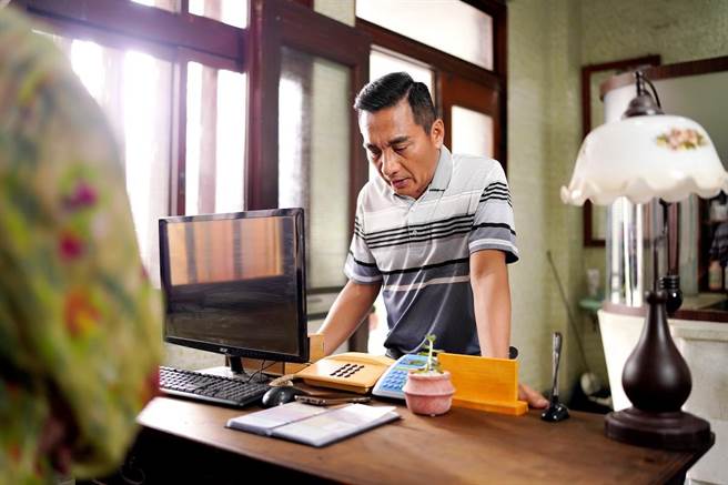 民雄为戏苦练台语。（华视提供）