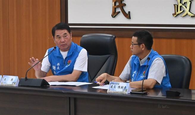 县长锺东锦（右）主持公听会。（李京升摄）