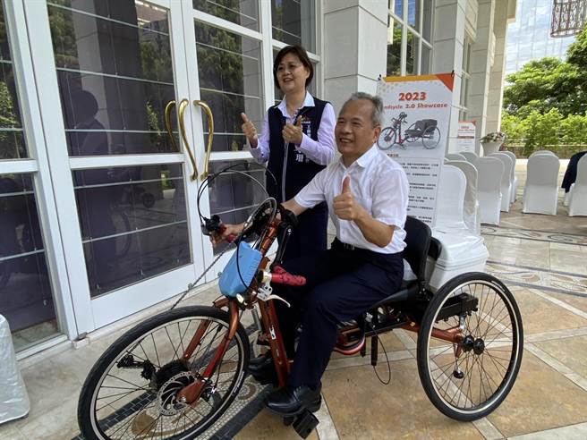 「2023台中自行车周」开展，自行车暨健康科技工业研究发展中心研发的「手摇车2.0」首度亮相。(林欣仪摄)