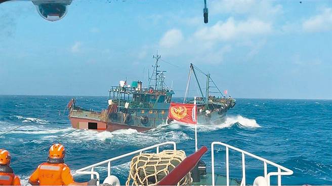 海洋资源枯竭，「越界捕鱼」问题日益严重，9月海洋委员会海巡署舰队分署巡防艇在新竹外海拦查陆籍铁壳渔船时遭衝撞，渔民面对海巡人员大喊「不知道越界，彼此是同胞」企图脱罪。稼馨律师事务所律师黄馨莹表示，该船恐将面临30万元至1000万元不等罚锾并遭扣船，衝撞行为另也有《刑法》妨害公务之责。（本报资料照）