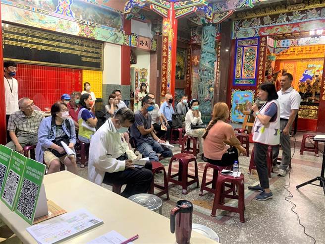嘉义市政府到小澎湖圣安宫办理推动都更说明会。（嘉义市政府提供／廖素慧嘉市传真）