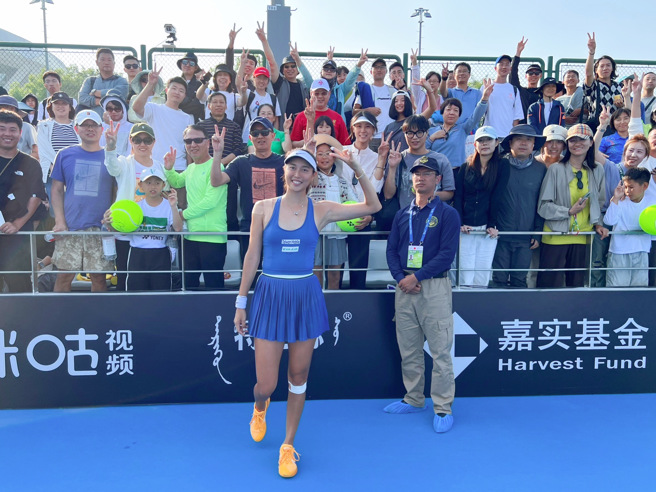 詹皓晴（前左）感谢球迷热情支持。（刘雪贞提供）