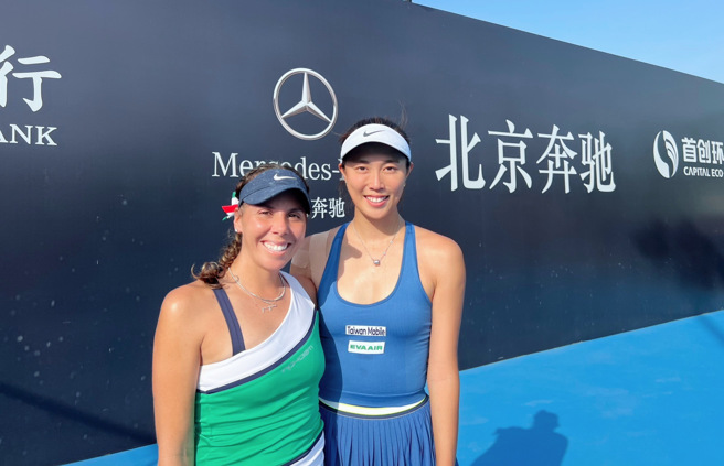 詹皓晴（右）、欧儿摩丝（左）携手打进北京网球赛女双8强。（刘雪贞提供）