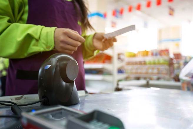 黄姓男子于一审认罪辩称，道具钞票是他跟人打牌赢来，才与真钞混在一起，将黄依诈欺取财罪判拘役10日，可易科罚金1万元，可上诉。（示意图/shutterstock达志影像）