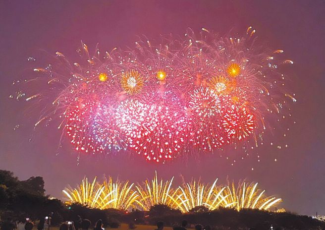 国庆焰火18日晚间在台中市中央公园试放。（本报资料照／陈淑芬摄）