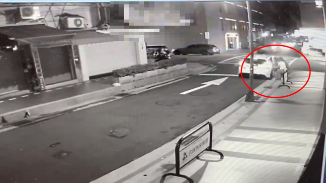 邓男砍伤杨男后被刘男及杨男拖下车压制。（翻摄画面）