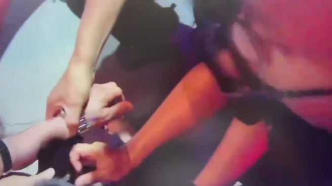 警方将邓男上铐带回侦办。（翻摄画面）