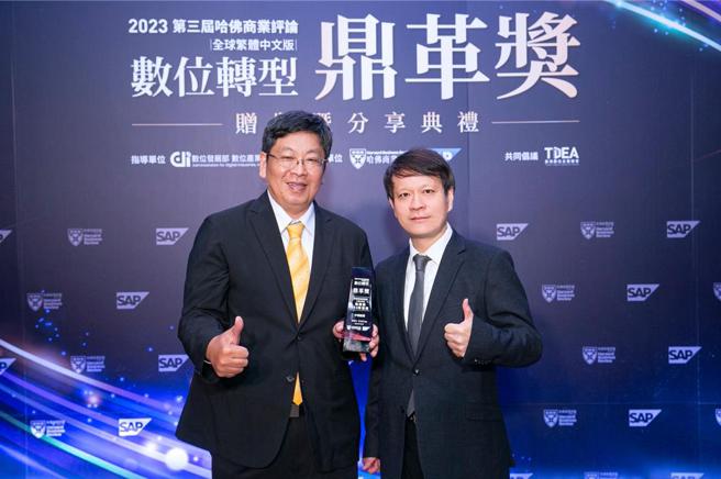 華紙獲頒鼎革獎，圖為纖維材料事業部總經理陳瑞和（右）、久堂廠廠長陳世明。圖／業者提供