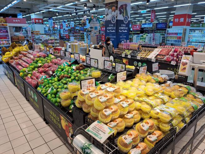 家樂福因應颱風，葉菜類商品目前全台備貨量皆有2~3倍。（家樂福提供）