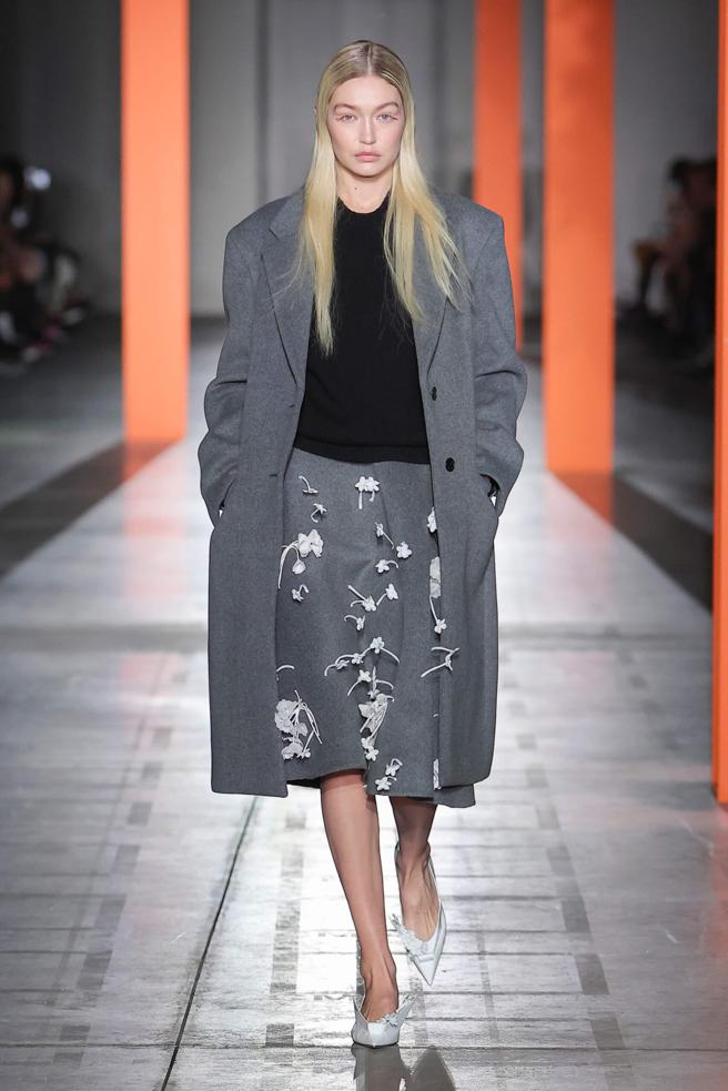 超模吉吉哈蒂（Gigi Hadid）為Prada 2023秋冬系列走秀，其中這套裙子是品牌採用高級訂製服典型工藝，由專業工匠一朵朵組裝起來的。（Prada 提供/林欣儀台北傳真）