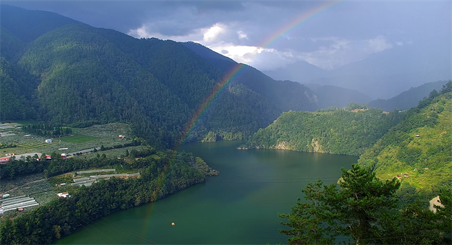 参山国家风景区管理处新增德基水库4K即时影像，可欣赏大甲溪蜿蜒于群山美景。（参山国家风景区管理处提供）