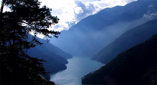 参山国家风景区管理处新增德基水库4K即时影像，可欣赏大甲溪蜿蜒于群山美景。（参山国家风景区管理处提供）