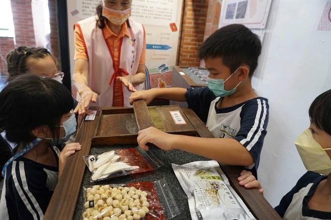 台北市鄉土教育中心、老松國小與台北市大稻埕創意街區發展協會，一起規畫「百年風華大稻埕」特展，展出大稻埕商業發展興盛店家，也讓民眾可以「吃美食搭配看展覽」穿越艋舺與大稻埕2個老城區。（教育局提供／蔡佩珈台北傳真）