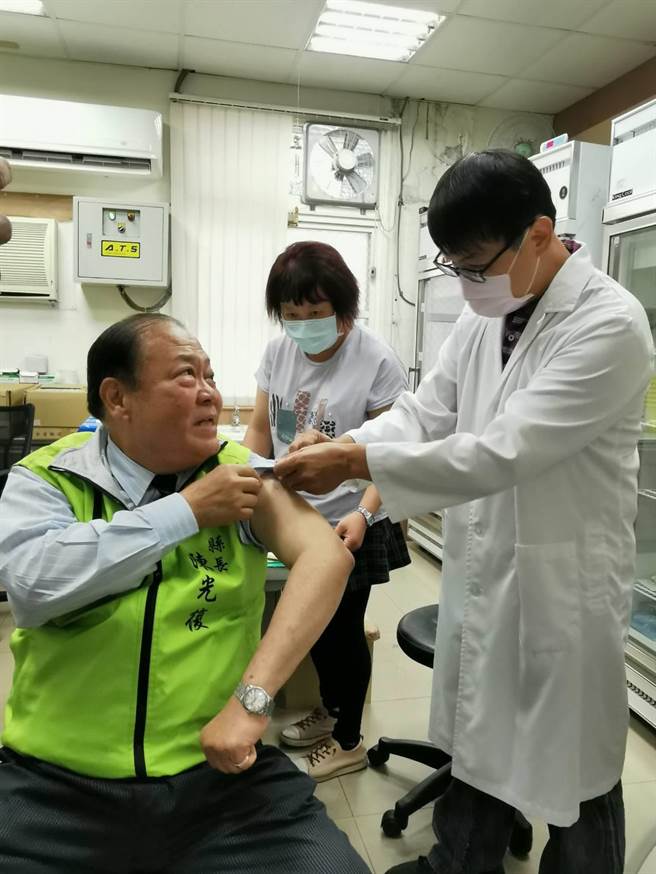 澎湖縣長陳光復今天下午到馬公市第一衛生所接種流感疫苗。（許逸民攝）