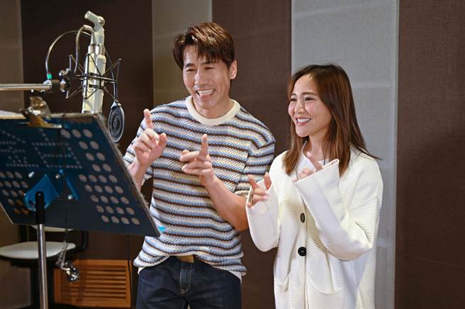 梁文音邀罗时丰合唱新歌〈时间到〉。（环球音乐提供）