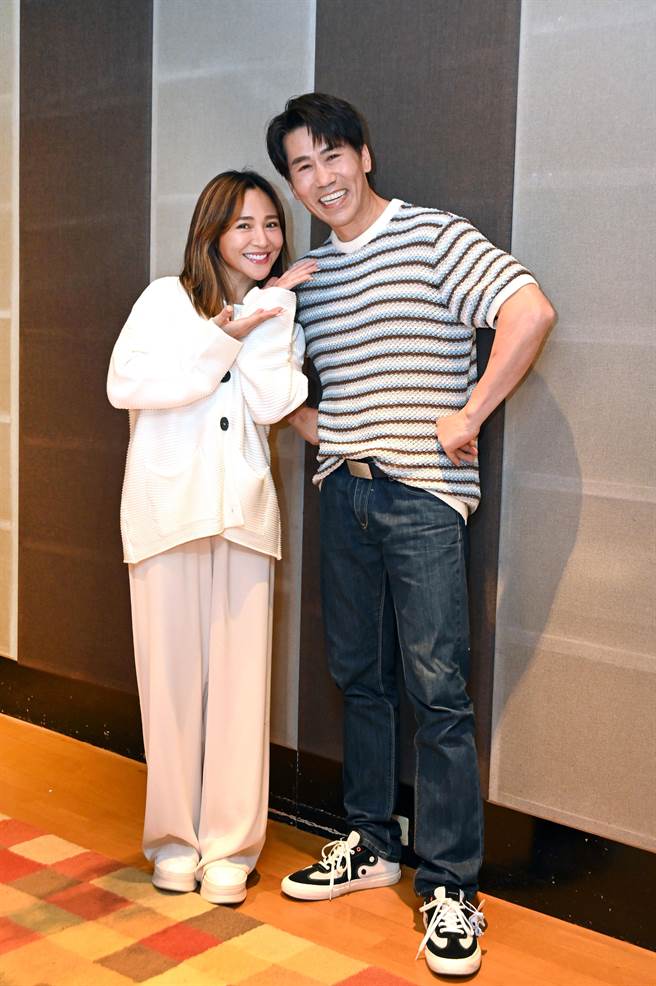 梁文音邀罗时丰合唱新歌〈时间到〉。（环球音乐提供）