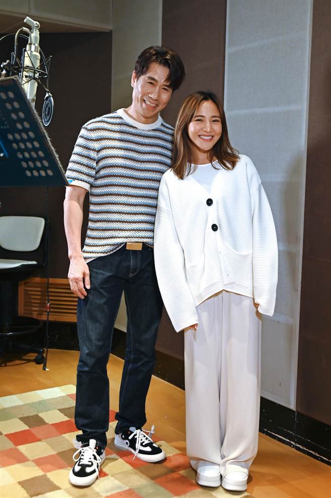 梁文音邀罗时丰合唱新歌〈时间到〉。（环球音乐提供）