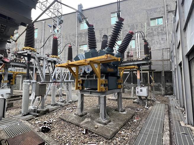 新北市大安變電所因一名保全員維修保全系統線路時遭電擊，引起變電所設備短路爆炸起火，絕緣礙子炸碎一地。（台電提供／蔡亞樺新北傳真）