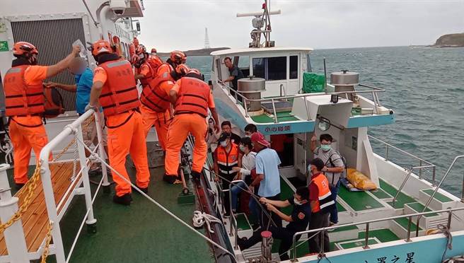 海巡海上接驳后送将军岛一名消化道出血男子。（澎湖海巡队提供／许逸民澎湖传真）