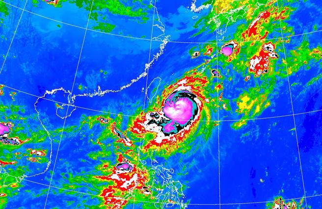 中颱「小犬」持续靠近台湾，预计将在东半部靠山区降下大雨。（图／中央气象署）