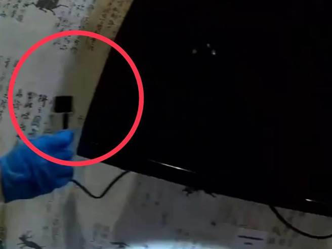 有民眾在高雄商旅住宿惊见偷拍摄影机，所幸警方查看后没有发现私密影像。（警方提供／任义宇高雄传真）