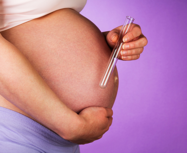 英國法律於2005年修改，透過精卵捐贈這項技術誕生的孩子滿18歲有權取得生父或生母基本資訊。（示意圖／shutterstock）
