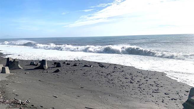 台东县明日除兰屿乡、绿岛乡全天上班课外，其余地区下午放半天颱风假。（萧嘉蕙摄）