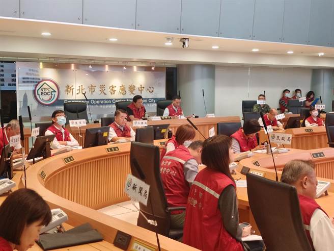 新北市府召开小犬颱风第2次整备会议，由副市长朱惕之主持。（新北市府提供）