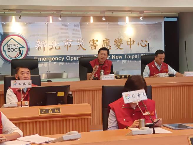 新北市府召开小犬颱风第2次整备会议，由副市长朱惕之主持。（新北市府提供）
