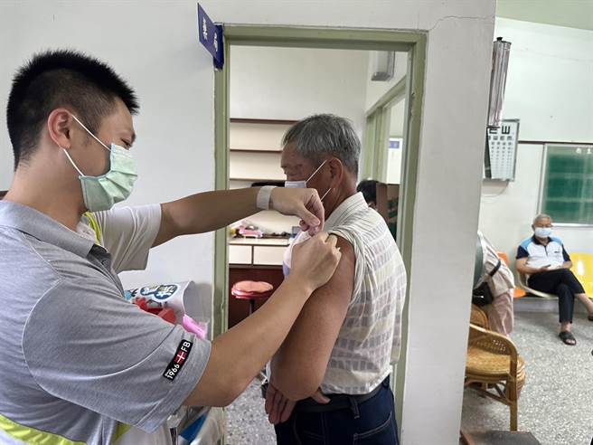 流感等呼吸道疾病大爆发，公费流感疫苗2日开打，吸引长者到各医疗院所接种疫苗。（南投县卫生局提供／杨静茹南投传真）