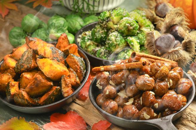 台北晶华酒店栢丽厅早餐餐台的香料烤南瓜（左）、起司烤孢子甘蓝（上）及奶油烤栗子（右）。（晶华国际酒店集团提供）