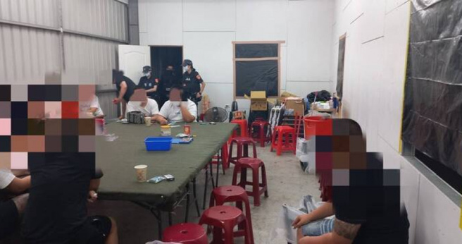 黄姓男子在工寮经营赌场，警方则盯上他许久，今日凌晨前往攻坚。（图／翻摄画面）