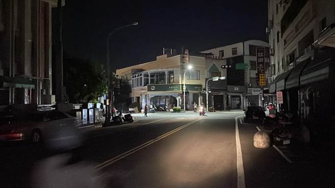 台东市正气路、南京路晚间短暂停电近1小时，商家怒斥「颱风还没来就先停电」。（萧嘉蕙摄）