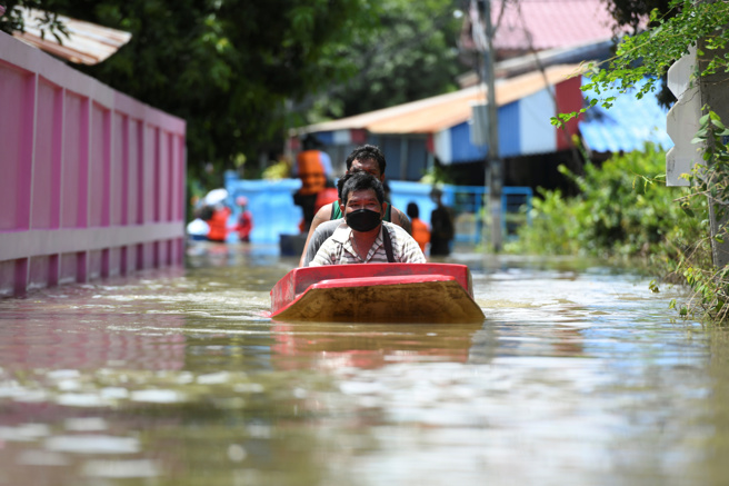  泰国中部河流溃堤 淹水面积广大。此为2021年的泰国洪水。(图/Reuters)