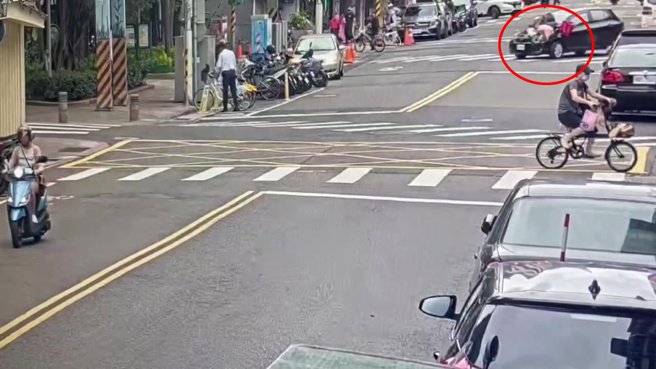 台北市松山区宝清街89巷口发生一起严重车祸，1名41岁郭姓女驾驶未礼让行人，撞上正在过马路的81岁张姓老妇人。（翻摄画面）