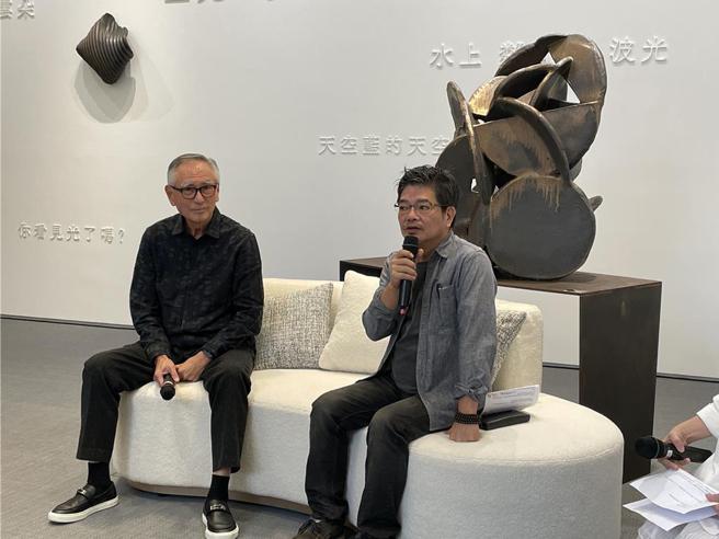 碩樺建設董事長趙素堅(左)力邀藝術家邱梁城(右)進駐「碩樺藝樹」接待中心，舉辦「曖曖內含光」雕塑展，今（3）日正式登場。圖／∕蔡惠芳