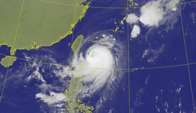 中度颱风小犬中心位在鹅銮鼻东方340公里海面上，外围环流已开始影响台湾。(图／气象署)