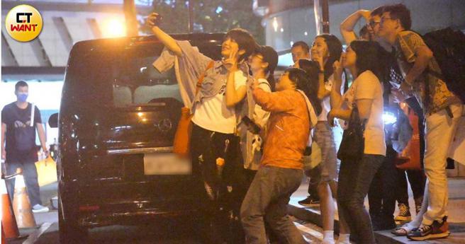 人缘极佳的刘奕儿开心与大家自拍留念。（图／本刊摄影组）