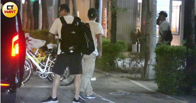 一行人到餐酒馆聚会。（图／本刊摄影组）