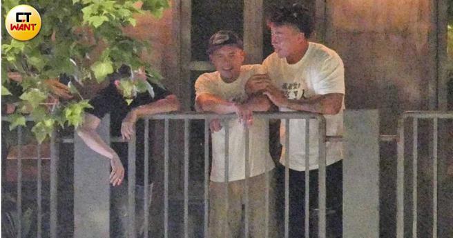 三人笑成一团，郭泓志感觉像是在讲范逸臣的糗事。（图／本刊摄影组）