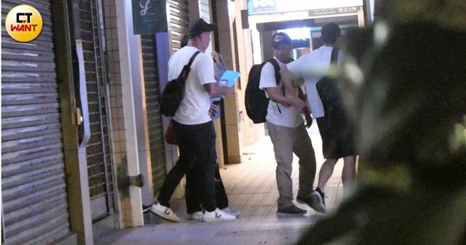 聚会后一行人准备离开，一脸醉意的范逸臣被工作人员拉着走出门。（图／本刊摄影组）