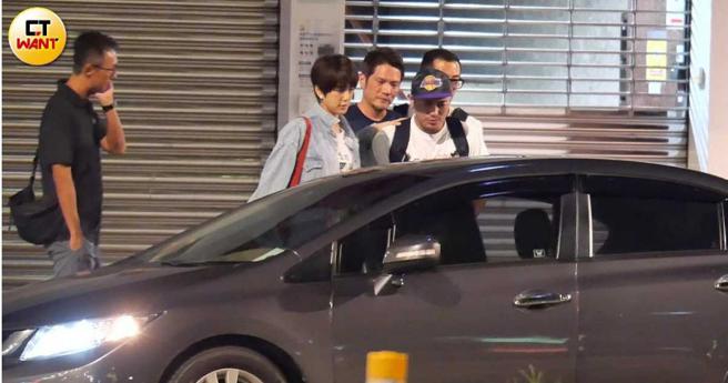 范逸臣被搀扶着上车返家。（图／本刊摄影组）