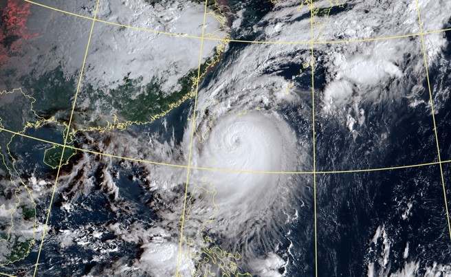 氣象粉專指出，小犬颱風型態更完整了，颱風眼變得清晰，有機會再增強。（中央氣象署提供）
