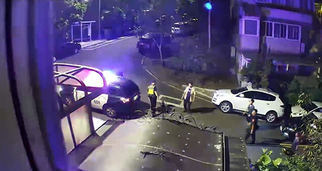 新北市新店一处社区接连传出住宅窃盗案，警方获报后与居民合力将其逮捕归案。（照片 / 刘咏韵翻摄）