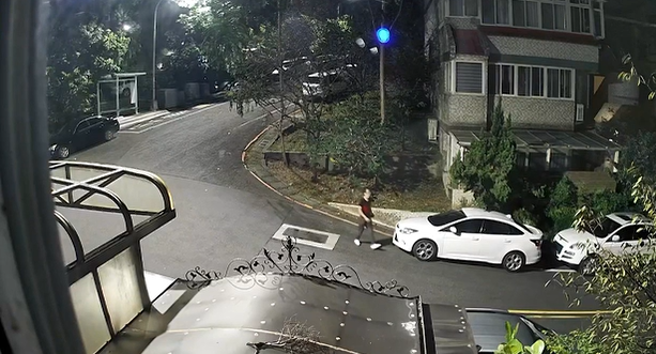 根据民眾提供的监视画面，该名刘姓犯嫌于9月29日曾潜入社区犯案。（照片 / 刘咏韵翻摄）
