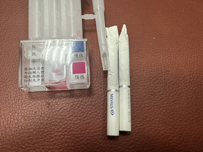 双城所员警从犯嫌随身包包内查扣K菸2支。（照片 / 刘咏韵翻摄）