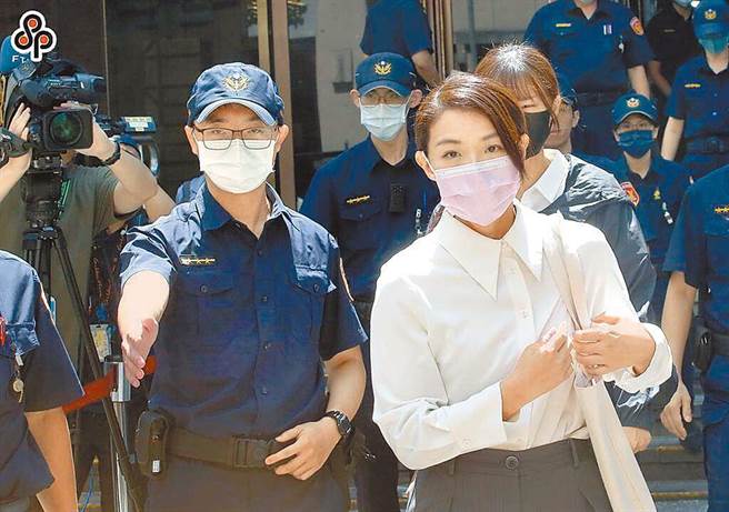 新竹市长高虹安（右）遭资策会控告侵犯着作权，出庭应讯。（本报资料照片）